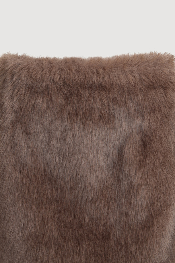 럭키슈에뜨의 쇼에티 페이크 퍼 미니 스커트(브라운)는 빈티지 무드를 연출하는 여성용 미니스커트입니다. 부드러운 촉감의 페이크 퍼 소재와 두꺼운 두께감으로 가을, 겨울 시즌에 따뜻하게 착용할 수 있습니다. 옆라인 금속 지퍼 디테일과 로우라이즈 디자인이 특징이며, 데이트룩, 모임룩, 연말 모임룩 등 다양한 TPO에 활용 가능합니다. 클래식, 미니멀, 레트로 스타일을 즐겨 입는 분들께 추천하며, 가벼운 무게감으로 편안하게 착용할 수 있습니다. 털 빠짐 현상이 있을 수 있으니 구매 전 참고 바랍니다.
