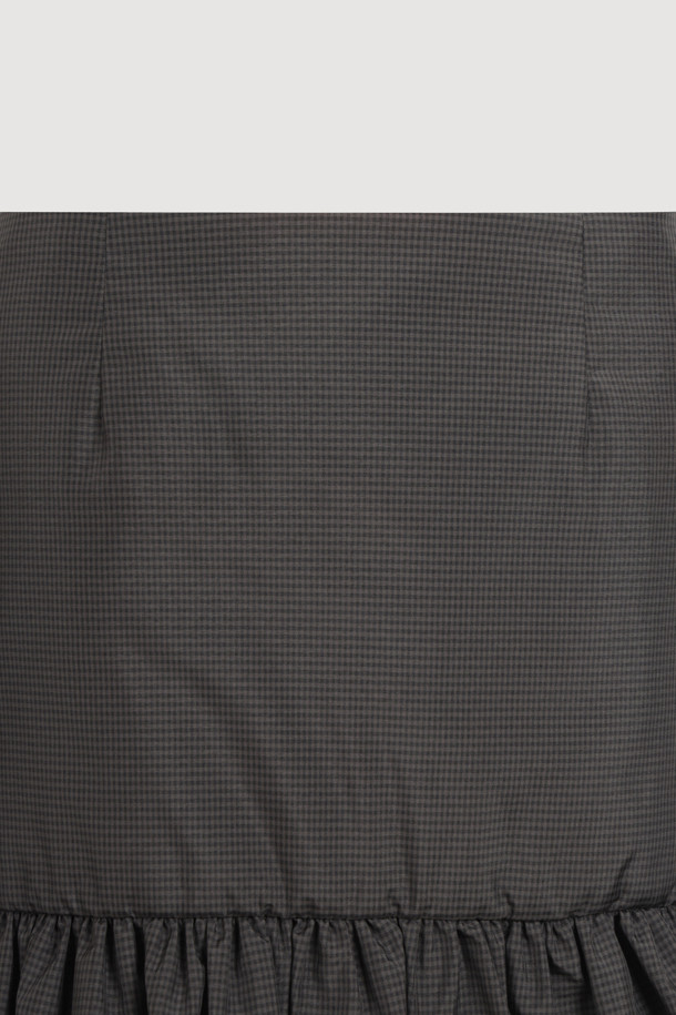 럭키슈에뜨의 Chouetties (슈에티스) Hem Frill Check Padding Skirt (다크 그레이)는 겨울철 캐주얼 룩을 위한 패딩 스커트입니다. 다크 그레이 컬러의 체크 패턴이 돋보이며, 밑단 러플 디테일이 여성스러운 포인트를 더합니다. H라인 핏과 로우라이즈 디자인으로 세련된 실루엣을 연출하며, 두꺼운 두께감으로 따뜻하게 착용할 수 있습니다. 출근룩뿐만 아니라 미니멀, 클래식 스타일에도 잘 어울리는 활용도 높은 아이템입니다.
