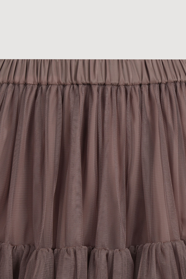 럭키슈에뜨의 Chouetties (슈에티스) 메쉬 볼륨 미니 스커트 (브라운)입니다. 부드러운 촉감의 메쉬 소재로 제작되어 봄, 여름에 시원하게 착용하기 좋습니다. 허리 밴딩과 셔링 디테일이 여성스러운 A라인 실루엣을 더욱 돋보이게 하며, 안감이 있어 비침 걱정 없이 편안하게 입을 수 있습니다. 데이트룩, 카페룩, 여행룩 등 다양한 TPO에 걸리시, 미니멀, 로맨틱 스타일을 연출해보세요.
