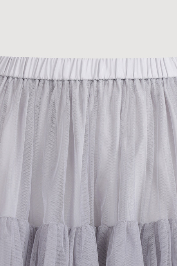 LUCKY CHOUETTE (럭키슈에뜨)의 Chouetties 메쉬 볼륨 미니 스커트입니다. 부드러운 촉감의 얇은 메쉬 소재로 제작되었으며, 여성스러운 A라인 핏과 볼륨감을 살린 디자인이 특징입니다. 셔링 디테일이 더해져 로맨틱한 무드를 연출하며, 허리 밴딩으로 편안하게 착용할 수 있습니다. 비침이 있으므로 속바지를 함께 착용하는 것을 권장하며, 데이트룩, 카페룩, 쇼핑룩 등 다양한 TPO에 걸리시, 로맨틱, 미니멀 스타일로 연출하기 좋습니다.
