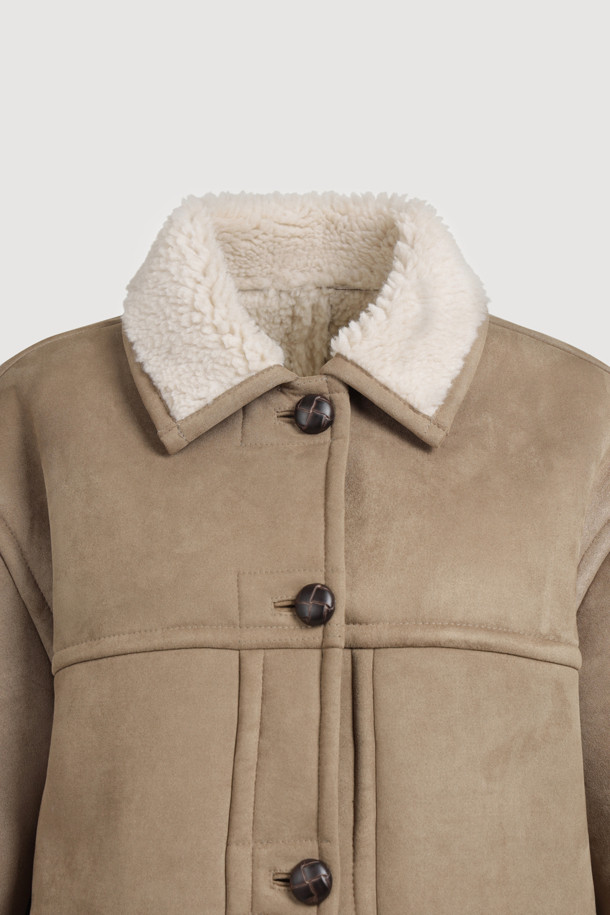 럭키슈에뜨 Chouetties (쇼티스) Fake Mustang (베이지)는 여성스러운 캐주얼 스타일을 연출하는 무스탕입니다. 스웨이드와 덤블 소재의 조화로 포근하고 부드러운 촉감을 선사하며, 두꺼운 두께감으로 따뜻하게 착용할 수 있습니다. 넉넉한 루즈핏과 스탠다드핏 디자인으로 편안한 착용감을 제공하며, 하프 기장으로 다양한 하의와 매치하기 좋습니다. 아웃포켓 디테일과 로고 엠보 포인트가 디자인의 포인트를 더하며, 가을과 겨울 시즌 데일리룩에 활용하기 좋습니다. 베이지 컬러는 미니멀하고 클래식한 분위기를 연출합니다.
