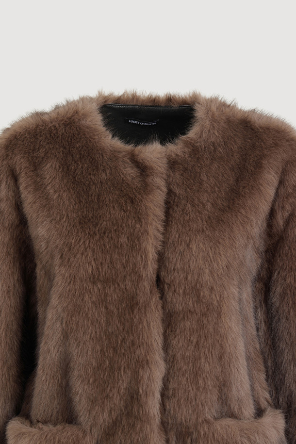 럭키슈에뜨의 슈에티스 페이크 퍼 재킷(브라운)은 출근룩, 오피스룩, 비즈니스 캐주얼에 어울리는 아이템입니다. 클래식, 미니멀, 시크한 스타일을 연출하기에 적합하며, 부드러운 페이크 퍼 소재가 고급스러운 분위기를 더합니다. 브라운 컬러는 따뜻하고 세련된 느낌을 주어 다양한 옷차림에 코디하기 좋습니다. 럭키슈에뜨만의 감각적인 디자인으로, 겨울철 스타일링에 포인트를 더해보세요. 페이크 퍼 재킷으로 시크하고 따뜻한 겨울을 완성하세요.
