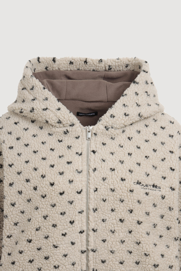Chouetties by LUCKY CHOUETTE(슈에뜨 바이 럭키슈에뜨)의 페이크 퍼 후드 점퍼(베이지)입니다. 부드러운 플리스와 페이크 퍼 소재로 제작되어 포근하고 따뜻한 착용감을 선사하며, 겨울철은 물론 가을에도 활용하기 좋습니다. 캐주얼, 미니멀, 고프코어 스타일을 아우르는 디자인으로 캠핑룩, 산책룩 등 다양한 TPO에 매치하기 용이합니다. 도트와 하트 패턴이 사랑스러운 분위기를 더하고, 오버핏 실루엣과 후드 디자인으로 편안하면서도 스타일리시하게 연출할 수 있습니다. 투웨이 지퍼, 소매단 및 밑단 밴딩, 레터링 자수, 솔리드 안감 등의 디테일이 돋보이는 두꺼운 두께감의 긴소매 점퍼입니다.
