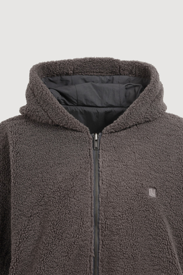 럭키 슈에뜨(LUCKY CHOUETTE)의 Chouetties 페이크 퍼 리버시블 후드 점퍼(다크 그레이)입니다. 부드러운 플리스, 나일론, 페이크 퍼 소재로 제작되어 가을, 겨울 시즌에 따뜻하게 착용할 수 있습니다. 넉넉한 오버핏에 지퍼 여밈 방식으로 편안함을 더했으며, 소매단과 밑단 밴딩 처리로 활동성을 높였습니다. 안감은 페이크 퍼 소재로 뒤집어 투웨이 스타일 연출이 가능하며, 캐주얼, 미니멀, 고프코어 스타일을 즐겨 입는 여성분들께 추천합니다. 가슴 부분에는 럭키 크레센트 문 와펜 자수 장식이 포인트로 더해졌습니다. 산책, 집콕, 여행 등 다양한 상황에서 활용하기 좋은 아이템입니다.
