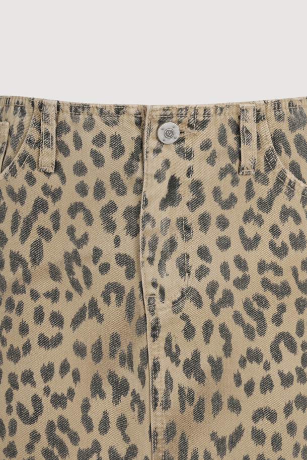 Chouetties by LUCKY CHOUETTE(슈에티 바이 럭키슈에뜨) 레오파드 미니 데님 스커트 (베이지)는 캐주얼과 빈티지 무드를 동시에 연출할 수 있는 여성용 미니스커트입니다. 사계절 활용 가능한 데님 소재의 H라인 핏으로, 로우라이즈 디자인이 특징입니다. 베이지 컬러 바탕에 레오파드 패턴이 돋보이며, 스톤 워싱과 데미지 디테일, 로고 캔톤, 리벳 장식, 레터링 자수 등의 디테일이 더해져 유니크한 매력을 선사합니다. 데이트룩과 쇼핑룩에 어울리는 캐주얼, 클래식, 미니멀 스타일의 아이템입니다.
