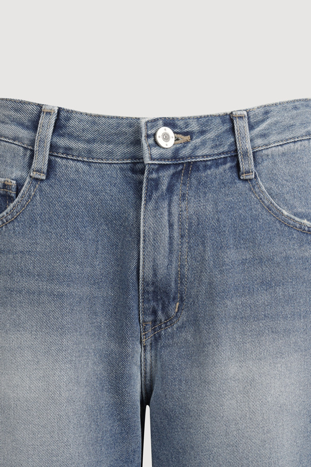 럭키슈에뜨(LUCKY CHOUETTE)의 워싱 와이드 데님 팬츠 (블루)는 캐주얼하고 빈티지한 스타일을 연출하기에 좋은 아이템입니다. 봄, 가을에 어울리는 맥시 기장의 데님 팬츠로, 럭키슈에뜨 로고 캔톤과 리벳 디테일이 돋보입니다. 뒷면에는 슈에띠즈 레터링 자수가 새겨져 있으며, 빈티지 워싱과 사이드 도밍고 워싱으로 포인트를 더했습니다. 와이드 핏으로 편안한 착용감을 제공하며, 동네 마실룩이나 쇼핑룩에 매치하기 좋습니다. 데님 소재 특유의 자연스러운 멋을 살린 이 바지는 레트로 무드를 즐기는 분들께 추천합니다.
