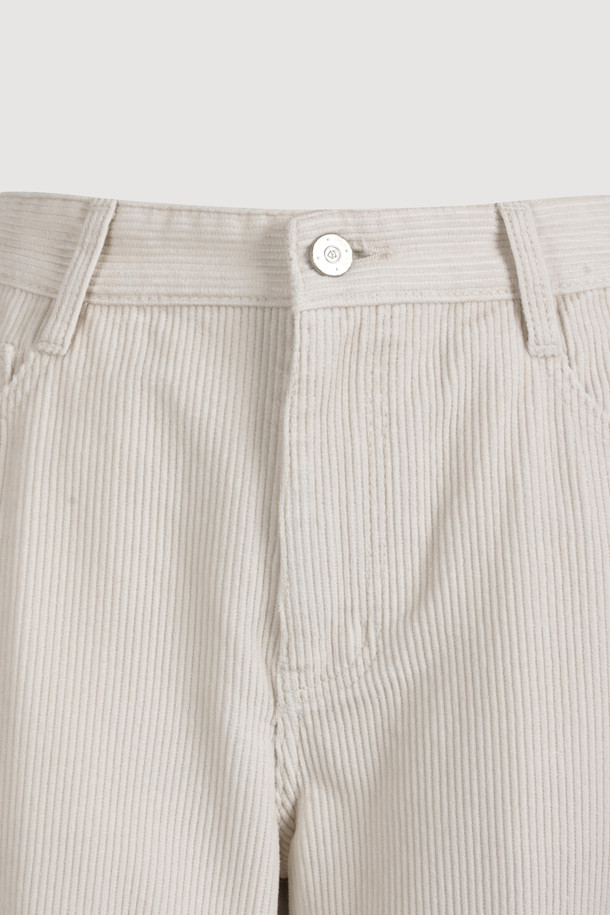 럭키슈에뜨 (LUCKY CHOUETTE)의 Chouetties 워싱 와이드 코듀로이 팬츠 (아이보리)입니다. 캐주얼 스타일의 여성 의류로, 가을과 겨울에 착용하기 좋습니다. 로우라이즈 디자인에 럭키슈에뜨 로고와 Lucky Crescent Moon 자수가 포인트로 더해졌습니다. 와이드핏으로 편안한 착용감을 선사하며, 데이트룩이나 모임룩에 활용하기 좋습니다. 부드러운 코듀로이 소재에 워싱 가공을 거쳐 자연스러운 핏을 연출합니다.
