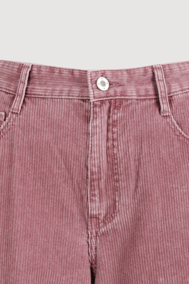 럭키슈에뜨(LUCKY CHOUETTE)의 "슈에티즈 by 럭키슈에뜨_워싱 와이드 코듀로이 팬츠(핑크)"는 캐주얼, 클래식, 미니멀 스타일을 즐기는 여성들을 위한 바지입니다. 가을, 겨울 시즌에 어울리는 두꺼운 두께감의 와이드핏 코듀로이 팬츠로, 워싱 가공을 거쳐 부드러운 촉감을 선사합니다. 로우라이즈 디자인에 럭키슈에뜨 로고와 Lucky Crescent Moon 자수 디테일이 돋보이며, 데이트룩 연출에 제격입니다. 맥시 기장으로 다리가 길어 보이는 효과를 주며, 핑크 컬러가 사랑스러운 분위기를 더합니다.
