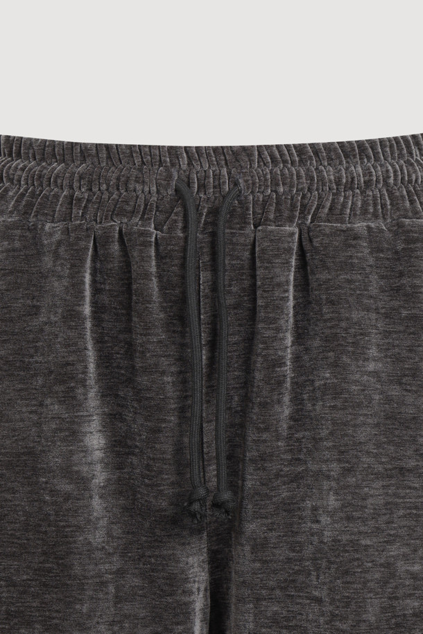 [Re-Order] 럭키슈에뜨_프릴 포인트 벨벳 롱 팬츠 (다크 그레이)는 부드러운 촉감의 벨벳 소재로 제작되어 가을, 겨울 시즌에 따뜻하게 착용하기 좋은 여성용 와이드 핏 긴 바지입니다. 허리 스트링과 사이드 러플 디테일이 캐주얼하면서도 여성스러운 분위기를 더하며, 루즈핏과 맥시 기장으로 편안함을 선사합니다. 집콕룩, 산책룩 등 편안한 일상에 잘 어울리며, 캐주얼, 미니멀, 클래식 스타일을 즐겨 입는 분들께 추천합니다. 세트 상품으로도 구매 가능합니다.
