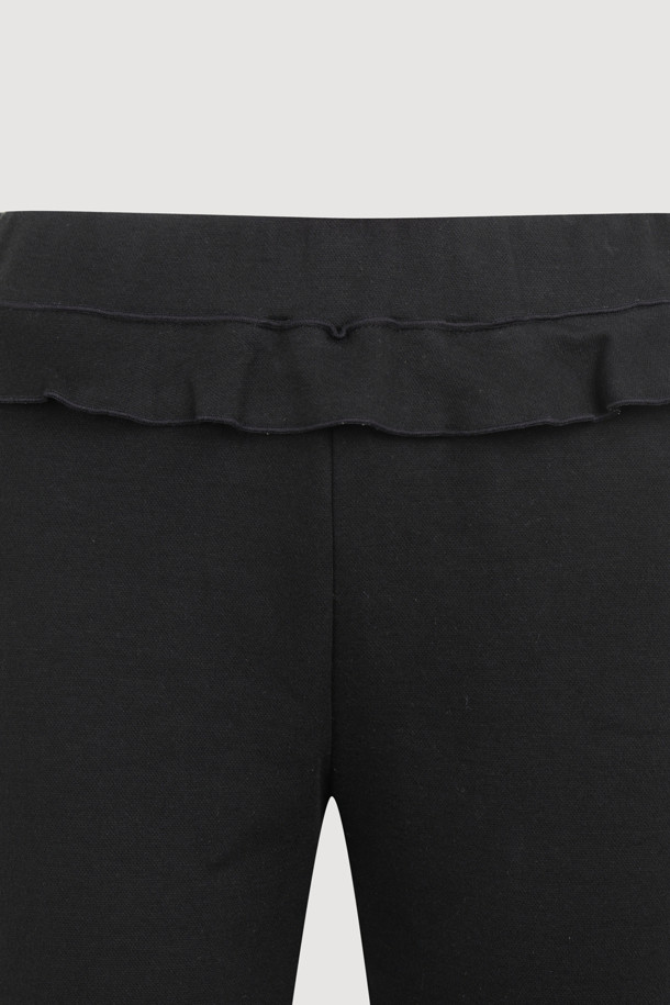 LUCKY CHOUETTE (럭키슈에뜨)의 Frill Point 바이커 쇼츠(블랙)입니다. 허리 밴딩으로 편안한 착용감을 선사하며, 옆 라인 지퍼 디테일로 포인트를 더했습니다. 면, 폴리에스터 혼방 소재로 제작되어 봄, 여름 시즌에 적합하며, 슬림핏 디자인으로 여성스러운 실루엣을 연출합니다. 허리와 밑단 러플 디테일과 러플 끝단의 자수 처리가 돋보이는 제품입니다. 데이트룩, 모임룩 등 다양한 TPO에 미니멀, 걸리시, 로맨틱한 스타일을 더해 활용할 수 있습니다.
