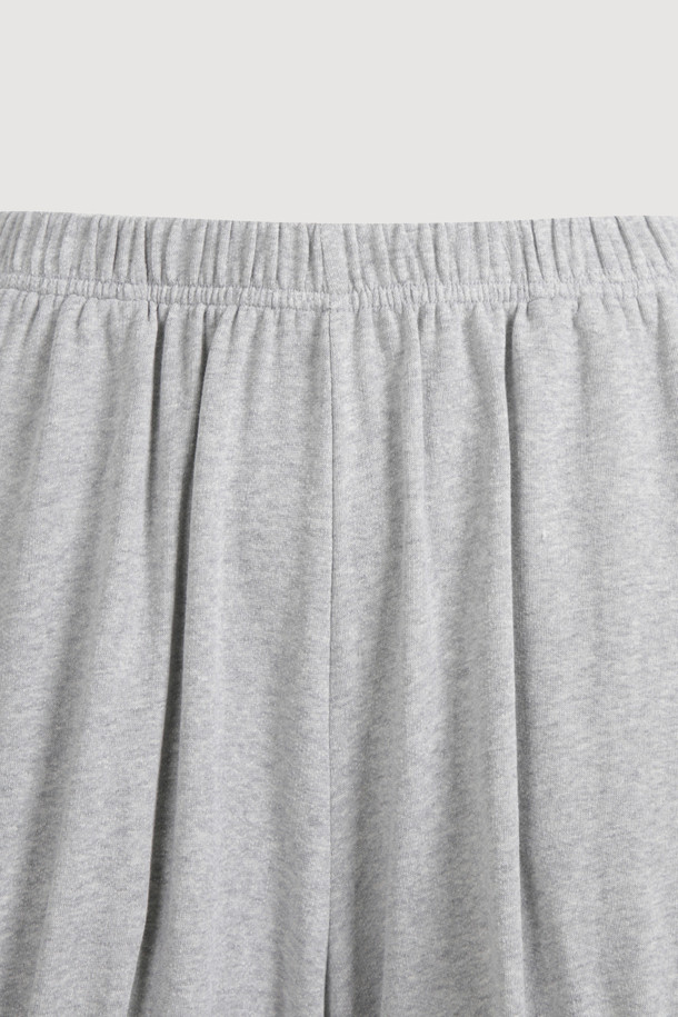 럭키슈에뜨 Chouetties 져지 볼륨 숏 팬츠 (멜란지 그레이)는 편안함과 스타일을 동시에 잡는 여성 숏팬츠입니다. 부드러운 면과 스판 소재 혼방으로 제작되어 쾌적한 착용감을 선사하며, 멜란지 그레이 컬러는 어떤 상의에도 잘 어울려 활용도가 높습니다. 허리 밴딩과 밑단 밴딩 처리로 편안한 착용감을 제공하며, 셔링 디테일과 뒷면 라벨 장식이 포인트를 더합니다. 루즈핏으로 활동성을 높였으며, 캐주얼, 미니멀, 걸리시 스타일을 즐겨 입는 분들께 추천합니다. 동네 마실룩, 휴가룩, 집콕룩 등 다양한 TPO에 맞춰 스타일링해보세요.
