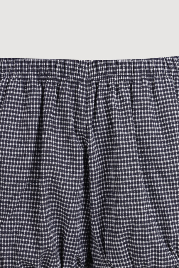 LUCKY CHOUETTE (럭키슈에뜨)의 Chouetties Check Volume Shorts (체크 볼륨 쇼츠) 입니다. 블루 컬러의 여성 숏팬츠로, 캐주얼하고 여성스러운 스타일을 연출합니다. 허리 밴딩과 밑단 밴딩으로 편안한 착용감을 선사하며, 셔링 디테일과 볼륨감 있는 디자인이 특징입니다. 체크 패턴이 돋보이며, 뒷면 라벨 장식으로 포인트를 더했습니다. 동네 마실룩, 카페룩, 봄 소풍룩 등 다양한 TPO에 활용하기 좋은 아이템입니다.
