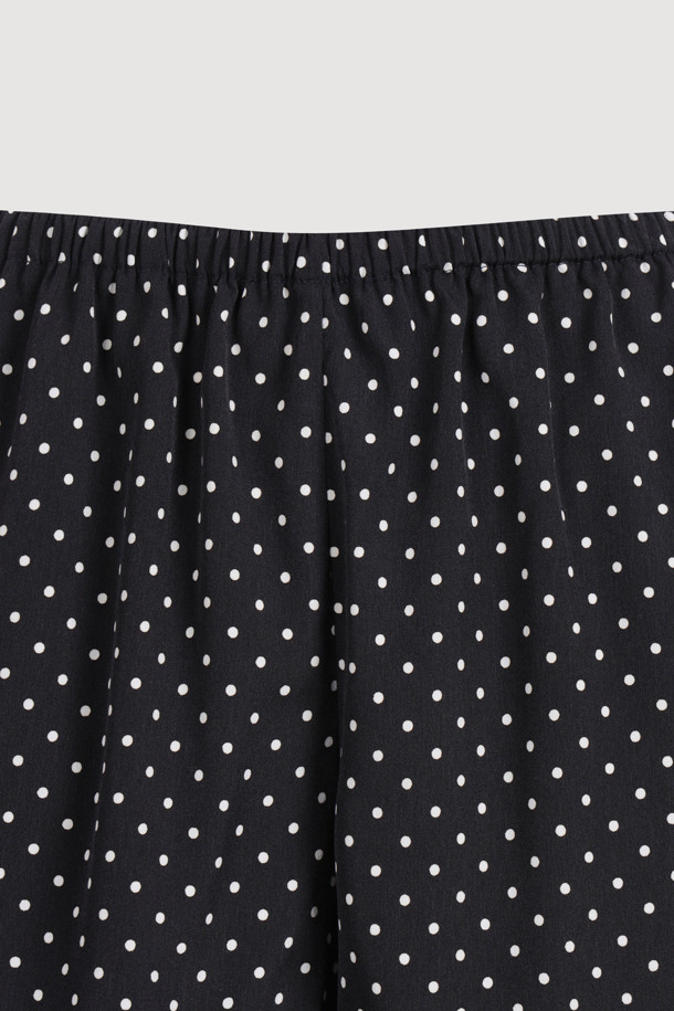 럭키슈에뜨의 Chouetties 프릴 숏팬츠 (블랙)는 여성스러운 스타일을 연출하는 데 안성맞춤입니다. 부드러운 사틴 소재와 은은한 광택감이 고급스러운 분위기를 더하며, 허리 밴딩으로 편안한 착용감을 선사합니다. 밑단 러플 디테일과 도트 패턴이 사랑스러운 포인트를 더하고, 뒷면 라벨 장식으로 브랜드의 감성을 느낄 수 있습니다. 데이트룩, 카페룩, 휴가룩 등 다양한 TPO에 로맨틱, 미니멀, 리조트 스타일로 활용해보세요.
