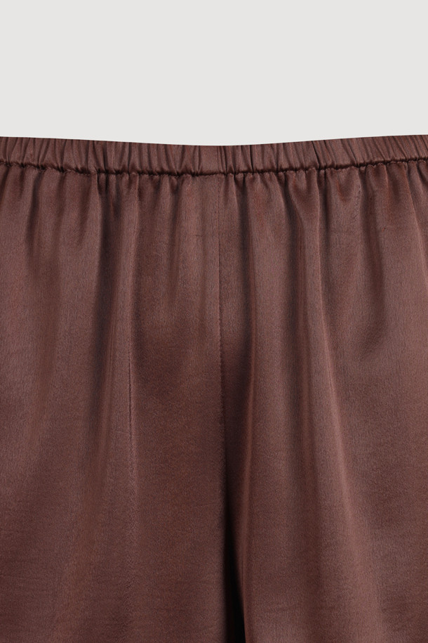 LUCKY CHOUETTE (럭키슈에뜨)의 Chouetties 프릴 쇼츠 (브라운)입니다. 부드러운 사틴 소재로 제작되어 은은한 광택감이 돋보이며, 밑단 러플 디테일이 여성스러운 분위기를 더합니다. 허리 밴딩 처리로 편안한 착용감을 선사하며, 뒷면 라벨 장식이 포인트입니다. 여름철 데이트룩, 카페룩, 휴가룩에 잘 어울리며, 클래식, 미니멀, 리조트 스타일을 연출하기 좋습니다. 숏 기장과 도트 패턴으로 시원하고 우아한 스타일을 완성해보세요.
