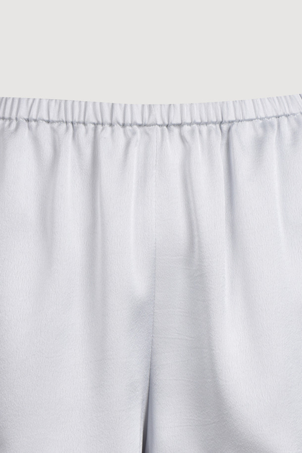 럭키슈에뜨의 Chouetties 프릴 숏팬츠 (실버)는 여성스러운 무드를 연출하는 숏 기장의 프릴 숏팬츠입니다. 은은한 광택감이 돋보이는 사틴 소재에 도트 무늬가 더해져 로맨틱하면서도 미니멀한 스타일을 완성합니다. 밑단 러플 디테일로 포인트를 더했으며, 루즈핏으로 편안한 착용감을 선사합니다. 데이트룩, 카페룩, 휴가룩 등 다양한 TPO에 활용 가능하며, 밴딩 처리로 활동성을 높였습니다. 뒷면에는 럭키슈에뜨 라벨 장식이 돋보입니다.
