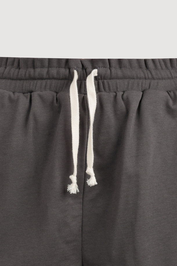 럭키슈에뜨 바이 럭키슈에뜨_이지 밴딩 그래픽 쇼츠 (그레이)는 편안하고 스타일리시한 여름을 위한 여성 숏팬츠입니다. 부드러운 면 소재에 루즈핏으로 제작되어 활동성을 높였으며, 캐주얼한 스타일을 연출합니다. 허리 밴딩과 스트링으로 편안한 착용감을 제공하며, 뒷면과 밑단에 럭키슈에뜨만의 그래픽 프린트와 자수 디테일을 더해 포인트를 주었습니다. 동네 마실룩, 휴가룩, 바캉스룩 등 다양한 TPO에 활용하기 좋으며, 캐주얼, 미니멀, 리조트 스타일을 즐기는 분들께 추천합니다.
