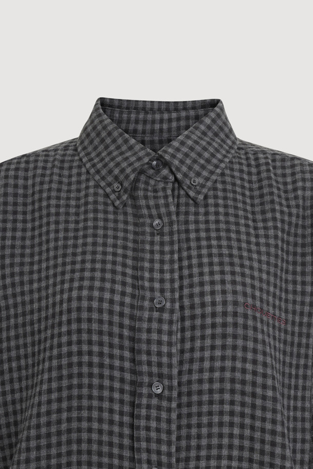 LUCKY CHOUETTE (럭키슈에뜨)의 Chouetties (슈에티) 체크 오버핏 블라우스입니다. 캐주얼, 베이직 스타일의 여성 의류로, 봄, 가을에 착용하기 좋습니다. 그레이 컬러의 체크 패턴이 돋보이며, 긴 소매와 카라넥 디자인으로 포인트를 더했습니다. 버튼다운 디테일과 크롭 기장으로 세련된 핏을 연출하며, 오버핏으로 편안하게 착용할 수 있습니다.
