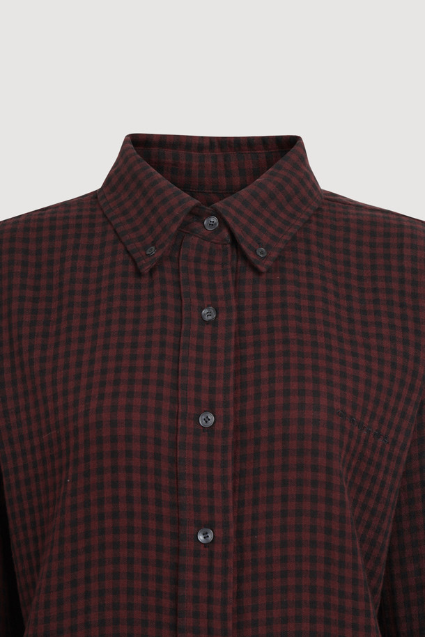 럭키슈에뜨의 Chouetties (슈에티즈) 체크 오버핏 블라우스 (와인)입니다. 캐주얼, 클래식, 미니멀 스타일을 즐겨 입는 여성 고객을 위한 제품입니다. 가을과 겨울에 어울리는 긴소매 블라우스로, 체크 패턴과 오버핏 디자인이 특징입니다. 데이트룩, 모임룩 등 다양한 TPO에 활용할 수 있으며, 카라넥으로 세련된 느낌을 더했습니다. 와인 색상이 주는 우아함과 체크 패턴의 조화가 돋보이는 블라우스입니다.
