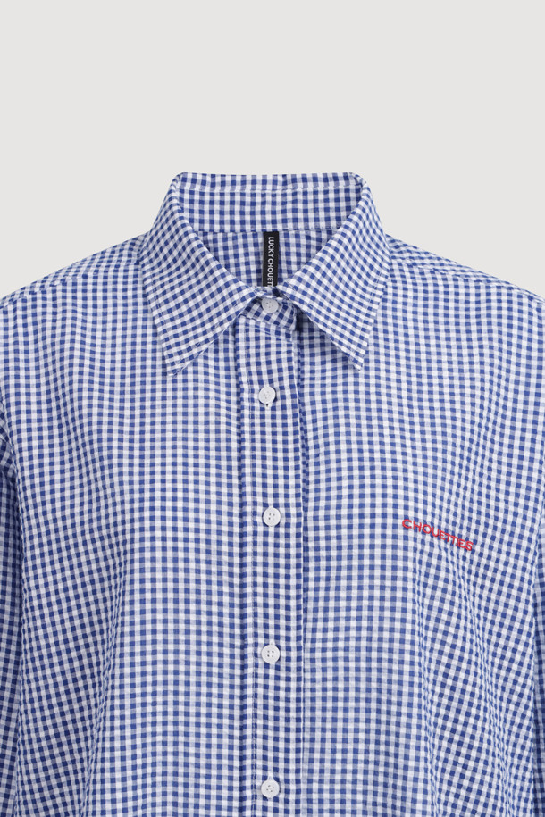 Chouetties by LUCKY CHOUETTE_체크 오버 핏 블라우스 (블루)는 여성용 셔츠/블라우스입니다. 산뜻한 블루 컬러에 체크 패턴으로 캐주얼한 스타일을 연출하며, 봄, 가을에 활용하기 좋습니다. 오버핏으로 편안한 착용감을 제공하며, 셔츠 칼라와 긴 소매 디자인이 특징입니다. 앞 중심 로고 단추와 가슴 부분 레터링 자수가 포인트이며, 아우터로도 활용 가능하여 데이트룩, 카페룩 등 다양한 TPO에 활용 가능합니다. 캐주얼, 클래식, 미니멀 스타일을 즐겨 입는 분들께 추천합니다.
