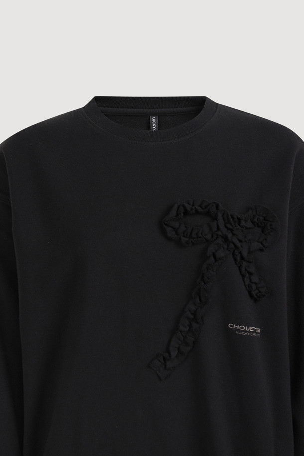 럭키슈에뜨의 Chouetties 리본 포인트 스웨트셔츠(블랙)입니다. 부드러운 면 소재로 제작되었으며, 루즈핏에 라운드넥 디자인으로 편안한 착용감을 선사합니다. 소매와 밑단 시보리 처리, 데미지 워싱, 리본 자수 디테일과 레터링 자수로 포인트를 주어 캐주얼하면서도 빈티지한 스타일을 연출합니다. 봄, 가을, 겨울, 세 계절 모두 활용 가능하며, 동네 마실룩, 집콕룩, 겨울 데일리룩 등 다양한 TPO에 활용하기 좋습니다. 미니멀, 레트로 스타일을 선호하는 여성분들께 추천합니다.
