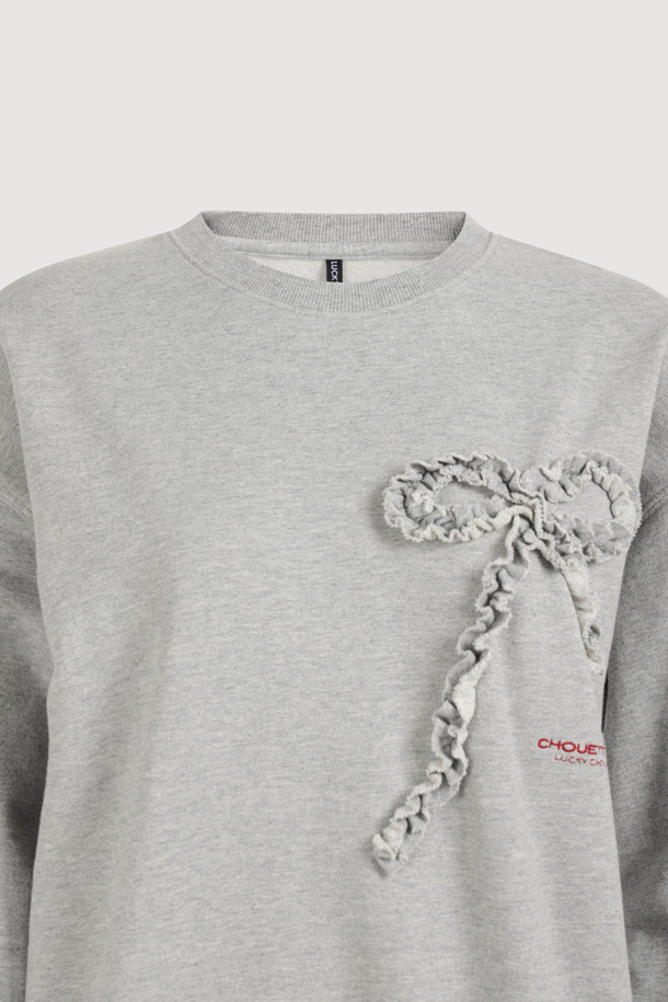 LUCKY CHOUETTE (럭키슈에뜨)의 Chouetties 리본 포인트 스웨트셔츠 (멜란지 그레이)입니다. 부드러운 코튼 미니 쮸리 소재로 제작되어 편안한 착용감을 선사합니다. 캐주얼하고 빈티지한 무드를 연출하며, 루즈핏 디자인으로 활동성을 높였습니다. 소매와 밑단은 시보리 처리되었으며, 볼륨감 있는 리본 자수와 레터링 자수가 포인트로 더해져 사랑스러운 느낌을 줍니다. 봄, 가을 동네 마실룩이나 봄 소풍룩으로 활용하기 좋습니다.

