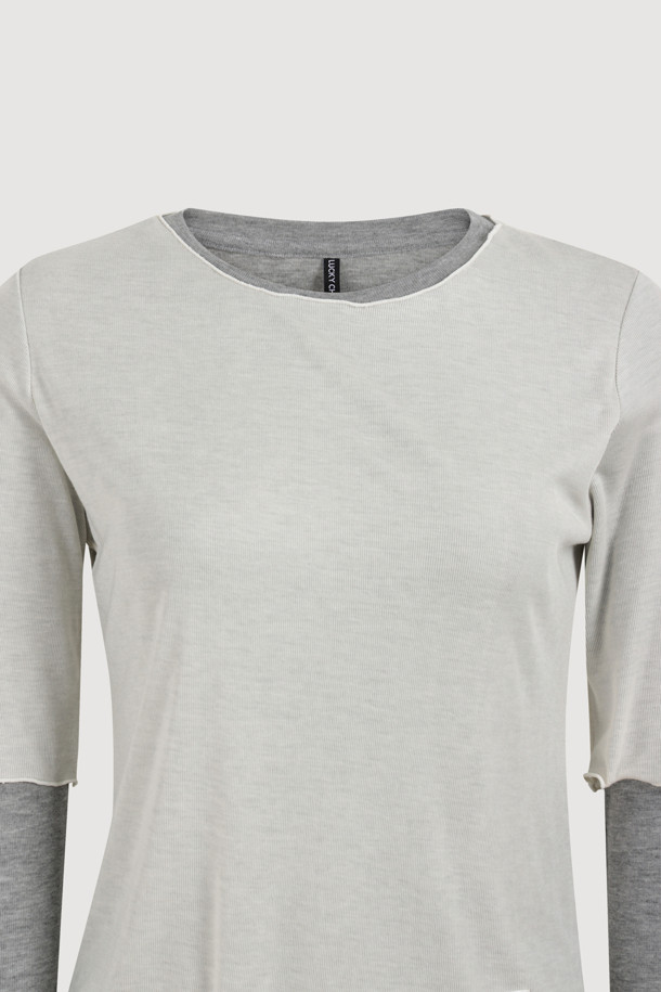 럭키 슈에뜨(LUCKY CHOUETTE)의 Chouetties 레이어링 긴소매 티셔츠(아이보리)입니다. 부드러운 촉감의 레이온과 폴리에스터 혼방 소재로 제작되었으며, 봄, 가을에 착용하기 좋습니다. 슬림핏의 라운드넥 디자인으로, 캐주얼하고 미니멀한 스타일을 연출합니다. 언밸런스 기장과 레이어드 디자인이 특징이며, Lucky Crescent Moon 모티브 자수 디테일로 포인트를 더했습니다. 단독 또는 레이어드하여 데이트룩을 완성해보세요.
