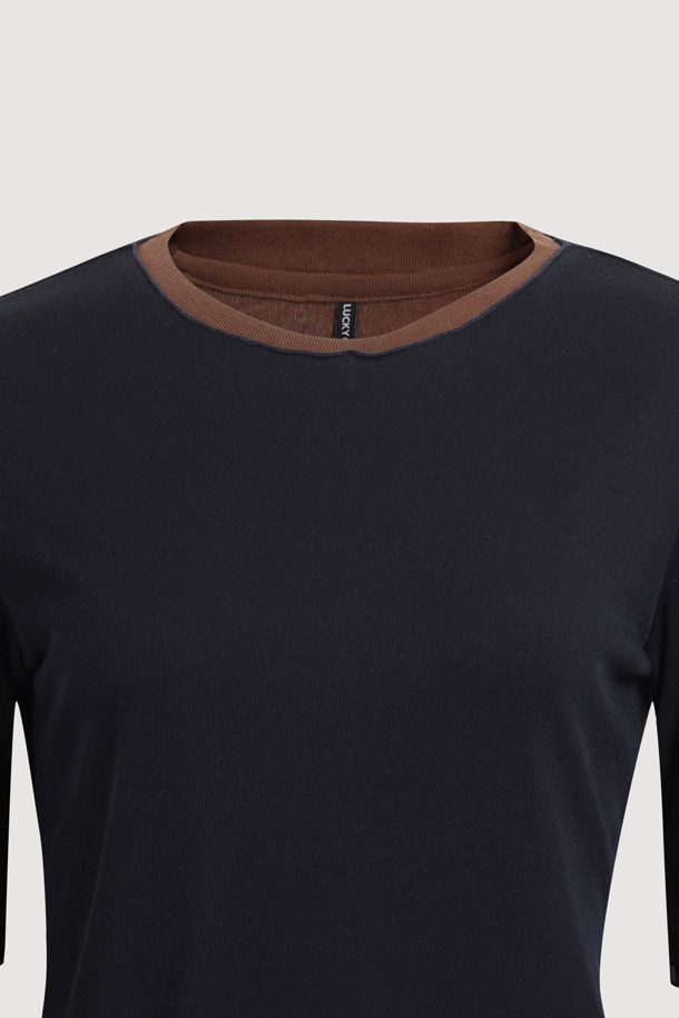 럭키슈에뜨(LUCKY CHOUETTE)의 Chouetties 레이어드 네이비 긴팔 티셔츠입니다. 캐주얼 및 미니멀 스타일을 추구하는 분들을 위한 베이직 아이템으로, 데이트룩과 카페룩에 잘 어울립니다. 부드러운 레이온과 폴리에스터 혼방 소재로 제작되었으며, 슬림핏 라운드넥 디자인입니다. 언밸런스 기장에 럭키 크레센트 문(Crescent Moon) 와펜 자수 디테일이 특징이며, 단독 또는 레이어드하여 다양한 스타일을 연출할 수 있습니다. 봄, 가을, 겨울, 세 계절 모두 활용 가능하며, 편안한 착용감을 선사합니다.
