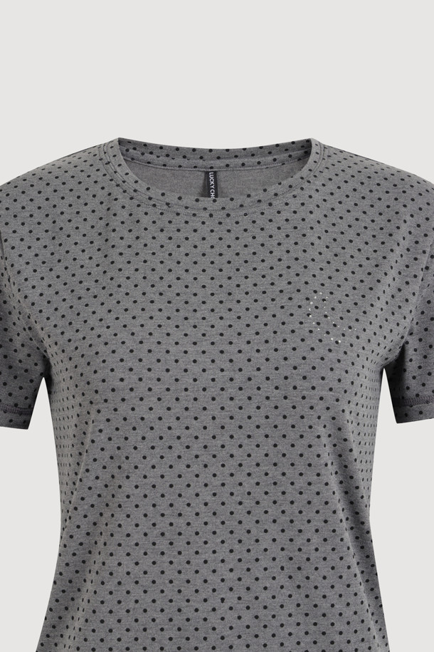 럭키슈에뜨 (LUCKY CHOUETTE)의 Chouetties 도트 패턴 반소매 티셔츠 (멜란지 그레이)입니다. 부드러운 촉감의 폴리에스터와 레이온 혼방 소재로 제작되었으며, 봄, 여름 시즌에 착용하기 좋은 얇은 두께입니다. 캐주얼 스타일의 슬림핏 티셔츠로, 라운드넥 디자인과 도트 패턴이 특징입니다. 레터링 프린트 디테일이 있으며, 레이어드하여 다양한 스타일 연출이 가능합니다. 가벼운 동네 마실이나 소풍룩으로 활용하기 좋은 아이템입니다.
