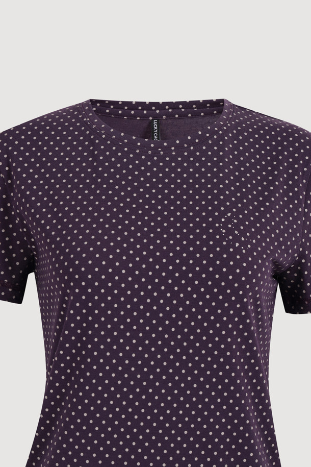 Chouetties by LUCKY CHOUETTE(슈에티 바이 럭키슈에뜨) 도트 패턴 반소매 티셔츠 (퍼플)는 부드러운 촉감의 폴리에스테르와 레이온 혼방 소재로 제작되었습니다. 라운드넥에 슬림핏 디자인으로, 봄, 여름 시즌 캐주얼하고 미니멀한 스타일을 연출하기 좋습니다. 얇은 두께감과 신축성 있는 소재는 편안한 착용감을 선사하며, 도트 패턴과 레터링 디테일이 포인트입니다. 데이트룩이나 포인트 착장용으로 레이어드하여 다양한 스타일을 시도해 보세요.
