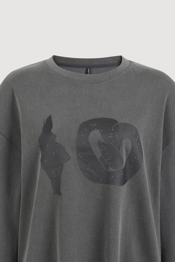 LUCKY CHOUETTE (럭키 슈에뜨)의 Chouetties 그래픽 루즈핏 피그먼트 긴소매 티셔츠 (그레이)입니다. 캐주얼과 빈티지 스타일을 연출하며, 봄, 가을, 겨울 계절에 폭넓게 활용할 수 있습니다. 넉넉한 루즈핏과 라운드넥 디자인으로 편안한 착용감을 선사하며, 면 소재로 제작되어 부드러운 촉감을 느낄 수 있습니다. 피그먼트 워싱 가공과 소매단 시보리 처리로 디자인의 완성도를 높였습니다. 단독 드라이클리닝을 권장하며, 물빠짐 및 이염에 주의하여 관리해야 합니다. 동네 마실룩이나 겨울 데일리룩에 미니멀한 스타일을 더해보세요.
