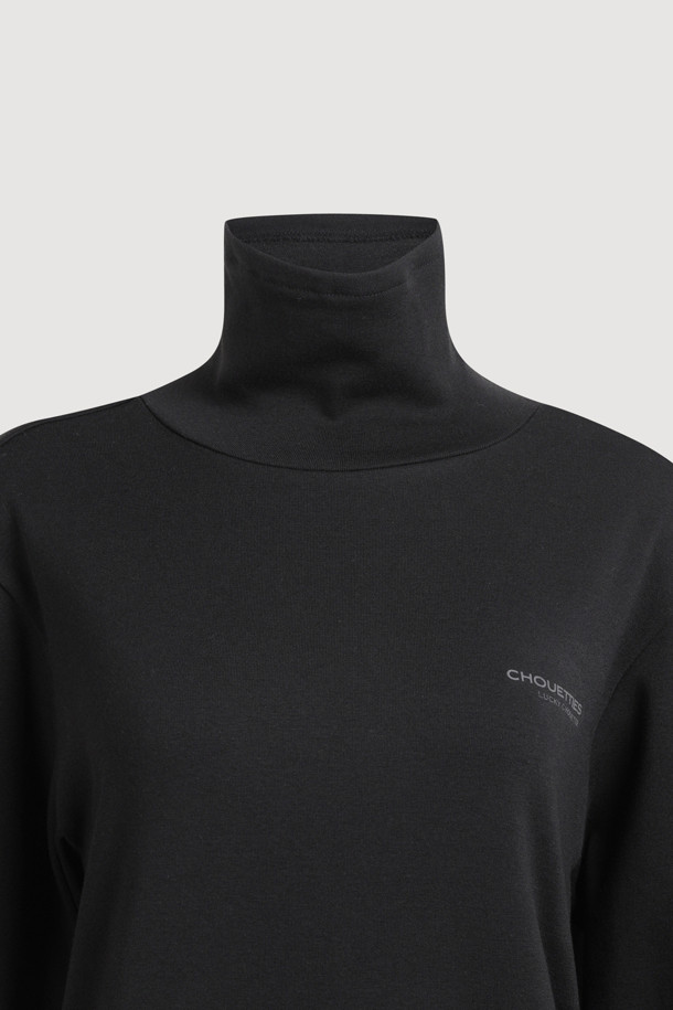 LUCKY CHOUETTE (럭키슈에뜨)의 Chouetties (슈에띠즈) 허리 스트링 하이넥 티셔츠 (블랙)입니다. 부드러운 코튼과 폴리에스터 혼방 소재로 제작되어 편안한 착용감을 선사합니다. 루즈핏 디자인에 하이넥으로 포인트를 더했으며, 허리 스트링으로 핏을 조절하여 다양한 스타일 연출이 가능합니다. 소매단과 밑단 배색, 슈에띠즈 레터링 프린트로 캐주얼하면서도 베이직한 스타일을 완성합니다. 사계절 내내 활용 가능한 웨어러블한 디자인의 긴소매 티셔츠입니다.
