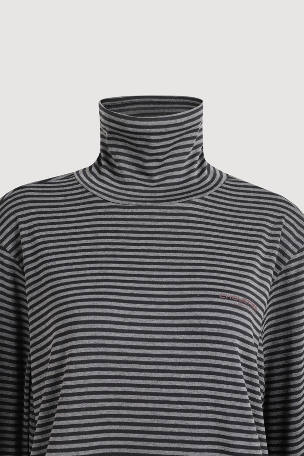 럭키슈에뜨(LUCKY CHOUETTE)의 Chouetties 허리 스트링 하이넥 티셔츠입니다. 캐주얼한 무드의 여성 의류로, 봄, 여름, 가을에 착용하기 좋습니다. 멀티컬러의 스트라이프와 레터링 패턴이 돋보이며, 루즈핏으로 편안함을 더했습니다. 하이넥 디자인과 긴 소매, 소매단/밑단 배색 디테일이 특징이며, 허리 스트링으로 핏 조절이 가능합니다. 면, 폴리에스터, 레이온 혼방 소재로 제작되어 웨어러블하게 즐길 수 있습니다.
