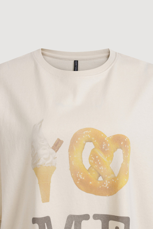 [Re-Order] 럭키슈에뜨의 그래픽 하프 슬리브 티셔츠 (라이트 베이지)는 부드러운 면 소재로 제작되어 편안한 착용감을 선사합니다. 라운드넥 디자인과 레귤러핏으로 캐주얼한 스타일을 연출하며, 봄, 여름 시즌에 활용하기 좋습니다. 은은한 라이트 베이지 컬러에 달 모티프 그래픽 프린팅이 더해져 미니멀하면서도 유니크한 포인트를 줍니다. 동네 마실룩이나 봄 소풍룩에 매치하여 편안하면서도 스타일리시한 룩을 완성해보세요. 반소매 기장으로 간절기에도 부담 없이 즐겨 입을 수 있습니다.
