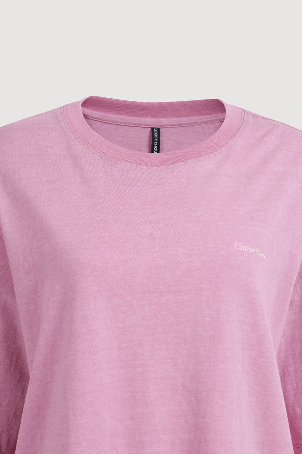 Chouetties by LUCKY CHOUETTE (슈에티 바이 럭키슈에뜨) 백 프린트 루즈 핏 반팔 티셔츠는 캐주얼하고 빈티지한 스타일을 추구하는 유니섹스를 위한 상의입니다. 봄, 여름 시즌에 어울리는 바이올렛 컬러의 라운드넥 티셔츠로, 오버핏과 루즈핏으로 편안한 착용감을 선사합니다. 부드러운 면 소재로 제작되었으며, 가슴 부분의 레터링 프린트와 뒷면의 크랙 효과 프린트가 돋보이는 디자인입니다. 동네 마실룩이나 여행룩에 활용하기 좋으며, 워싱 가공으로 빈티지한 무드를 더했습니다.
