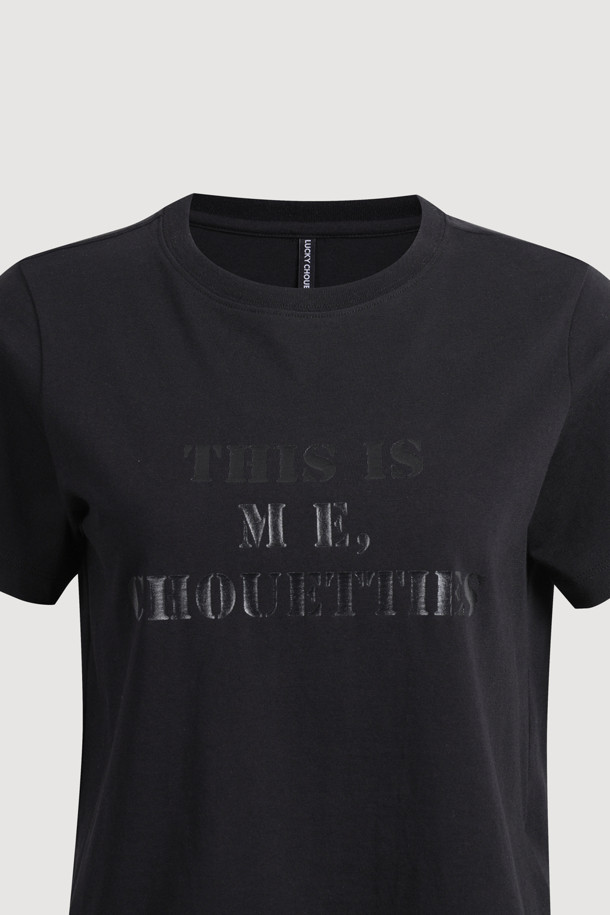 럭키 슈에뜨 레터링 슬림핏 반소매 티셔츠 (블랙)는 여성스러움을 강조하는 슬림핏 디자인의 티셔츠입니다. 부드러운 면 소재로 제작되어 편안한 착용감을 선사하며, 봄, 여름 시즌 데일리룩에 활용하기 좋습니다. 라운드넥과 반소매 디자인은 캐주얼하고 베이직한 스타일을 연출하며, 레이어드하여 다양한 스타일을 시도할 수 있습니다. 깔끔한 무지 디자인에 럭키 슈에뜨만의 레터링 디테일이 더해져 포인트를 더합니다. 블랙과 그레이 두 가지 컬러로 만나보세요.
