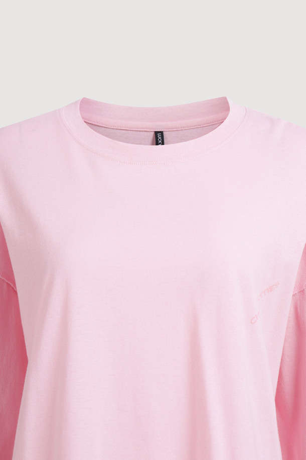 슈에티즈 바이 럭키 슈에뜨_루즈 핏 롱 티셔츠 (핑크)는 편안한 착용감과 스타일리시함을 동시에 갖춘 여성 티셔츠입니다. 핑크 컬러의 라운드넥 긴소매 티셔츠로, 봄, 가을에 캐주얼하게 착용하기 좋습니다. 루즈핏 디자인으로 박시한 실루엣을 연출하며, 가슴 부분의 슈에띠즈 레터링 프린트가 포인트를 더합니다. 어깨와 암홀 라인 봉제 디테일이 돋보이며, 데이트룩, 카페룩 등 다양한 TPO에 활용 가능합니다. 미니멀하면서도 개성 있는 스타일을 완성할 수 있는 아이템입니다.
