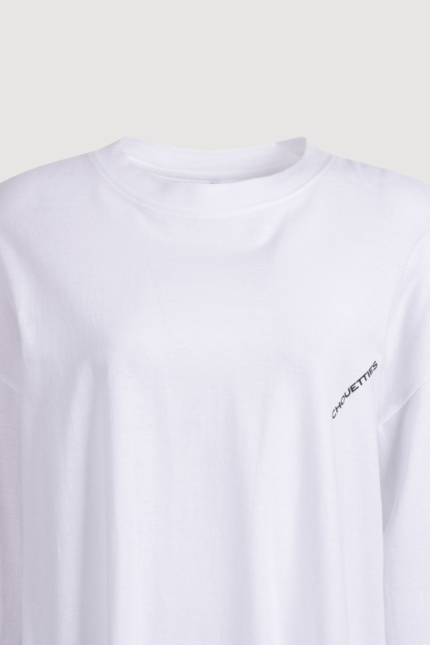 럭키슈에뜨 by 슈에띠즈_루즈 핏 롱 티셔츠 (화이트)는 캐주얼 스타일을 연출하기에 좋은 여성 긴팔 티셔츠입니다. 라운드넥 디자인에 가슴 부분 슈에띠즈 레터링 프린트가 돋보이며, 어깨와 암홀 라인 봉제 디테일이 특징입니다. 루즈핏과 박시핏으로 편안한 착용감을 선사하며, 봄, 가을 시즌 데일리룩으로 활용하기 좋습니다. 동네 마실룩이나 카페룩 등 다양한 TPO에 맞춰 캐주얼하고 미니멀한 스타일링을 완성해보세요. 다양한 아이템과 매치하여 개성 있는 스타일을 연출할 수 있습니다.
