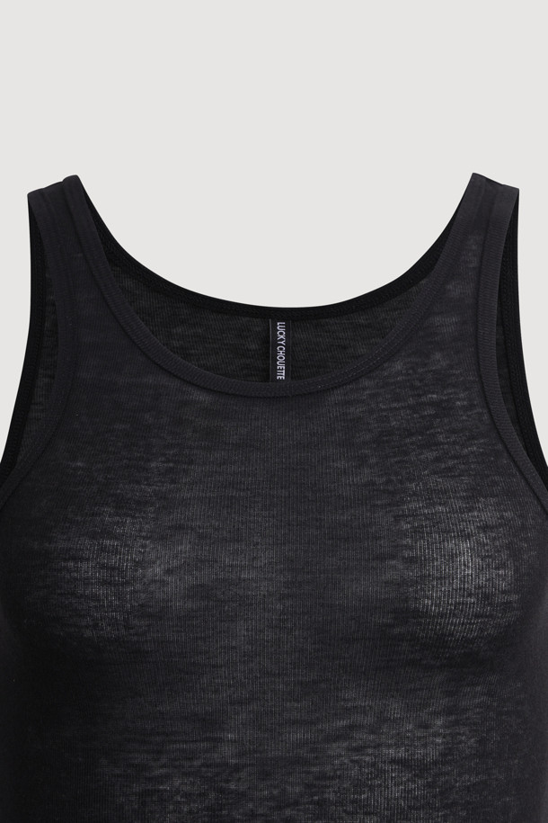 럭키슈에뜨 by 럭키슈에뜨 레이어링 슬리브리스 티셔츠는 여성 의류로, 베이직한 스타일을 추구하는 분들을 위한 슬림핏 민소매 티셔츠입니다. 부드러운 촉감의 울과 레이온 혼방 소재로 제작되었으며, 얇고 시어한 특징을 지녀 봄, 여름 시즌에 시원하게 착용할 수 있습니다. 라운드넥 디자인에 무지 패턴으로 미니멀, 클래식, 시크한 룩을 연출하기 좋으며, 레이어드 스타일링이 가능하여 다양한 스타일을 시도할 수 있습니다. 데이트룩, 카페룩, 쇼핑룩 등 폭넓은 TPO에 활용 가능하며, 밑단에는 럭키슈에뜨 라벨로 포인트를 더했습니다.
