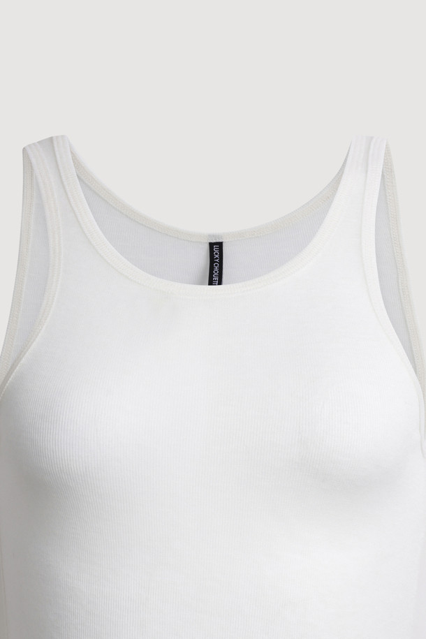 **Chouetties by 럭키슈에뜨 레이어링 민소매 티셔츠**

**Chouetties by 럭키슈에뜨**의 레이어링 민소매 티셔츠는 부드러운 촉감의 울과 레이온 혼방 소재로 제작되어 편안한 착용감을 선사합니다. 슬림핏 디자인에 라운드넥으로 깔끔함을 더했으며, 얇은 두께감과 시어한 소재가 특징입니다. 베이직한 스타일로 다양한 레이어드 연출이 가능하며, 밑단에는 럭키슈에뜨 라벨 장식이 포인트로 더해졌습니다. 데이트룩, 카페룩, 쇼핑룩 등 다양한 TPO에 미니멀, 클래식, 캐주얼 스타일로 활용하기 좋은 아이템입니다. 화이트 컬러의 무지 디자인으로 어떤 룩에도 쉽게 매치할 수 있습니다.
