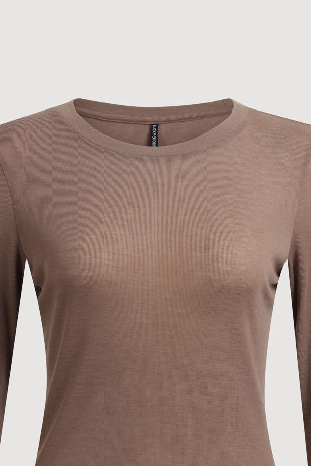 LUCKY CHOUETTE (럭키슈에뜨)의 Chouetties 쉬어 슬림핏 긴팔 티셔츠(브라운)입니다. 부드러운 촉감의 울과 레이온 혼방 소재로 제작되어 봄, 가을에 착용하기 좋습니다. 슬림핏 라운드넥 디자인에 얇은 두께감과 시어한 소재로 여성스러운 분위기를 연출하며, 레이어드 스타일링에도 용이합니다. 베이직한 디자인으로 데이트룩, 카페룩 등 다양한 TPO에 활용 가능하며, 밑단 장식 라벨이 포인트입니다. 클래식, 미니멀, 캐주얼 스타일을 즐겨 입는 여성분들께 추천합니다.
