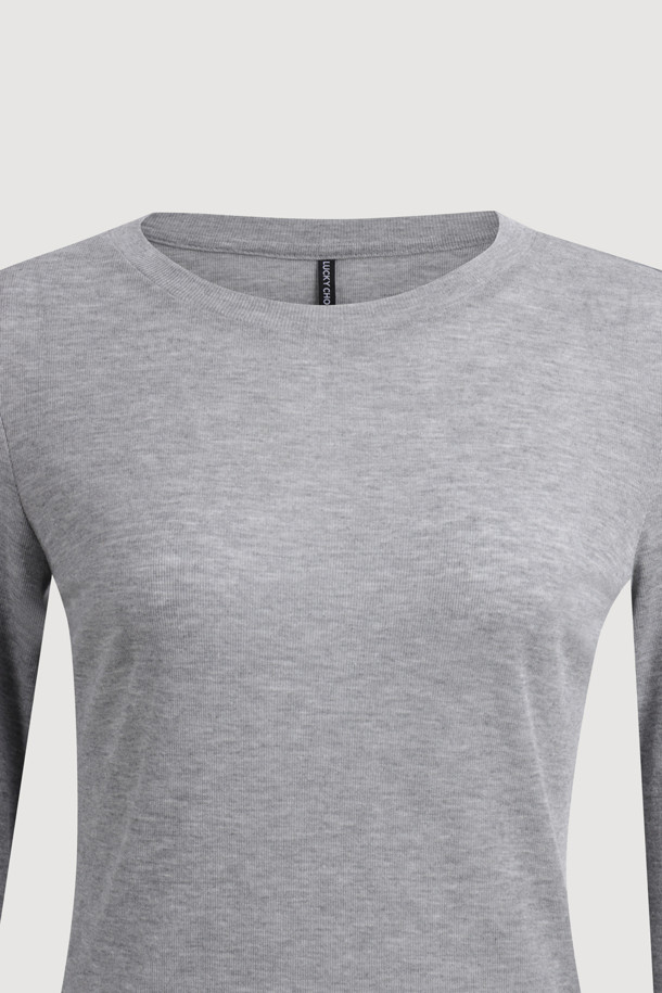 럭키슈에뜨의 Chouetties (슈에티) 멜란지 그레이 슬림핏 긴소매 티셔츠입니다. 부드러운 촉감의 울과 레이온 혼방 소재로 제작되어 봄, 가을에 활용하기 좋습니다. 시어한 소재감과 슬림핏 디자인으로, 데이트룩이나 카페룩 등 다양한 TPO에 맞춰 미니멀, 클래식, 캐주얼 스타일을 연출할 수 있습니다. 밑단 장식 라벨이 포인트로, 레이어드 스타일링에도 용이합니다. 라운드넥 디자인에 얇은 두께감으로 편안하게 착용 가능합니다.
