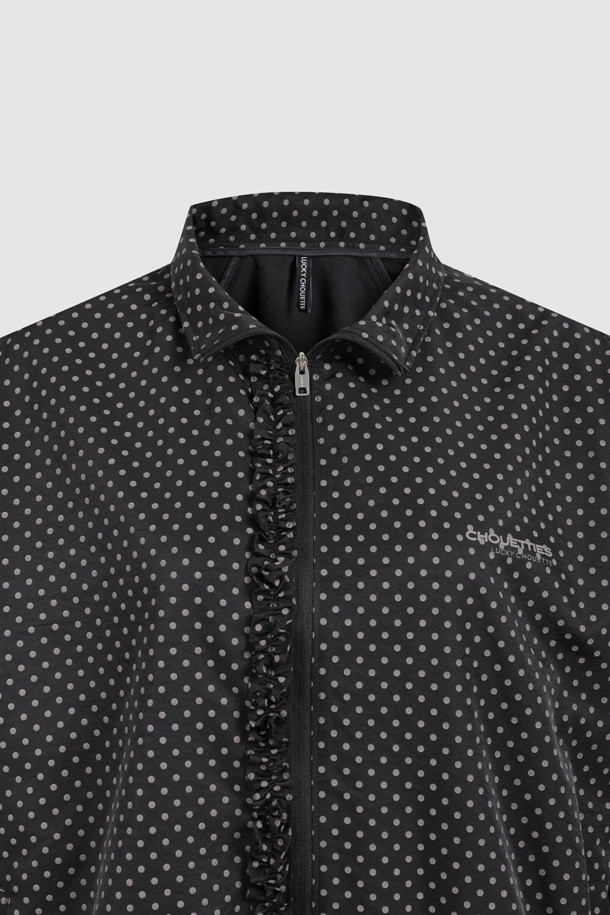 LUCKY CHOUETTE (럭키슈에뜨)의 도트 패턴 프릴 포인트 점퍼는 블랙 컬러의 여성용 아우터입니다. 가볍고 부드러운 나일론 소재로 제작되어 봄, 가을 간절기에 착용하기 좋습니다. 지퍼형 여밈 방식과 루즈핏 디자인으로 편안한 착용감을 선사하며, 프릴 디테일과 레터링 프린트가 돋보입니다. 소매와 밑단 밴딩 처리로 활동성을 높였으며, 슈롱이 파우치 세트가 포함되어 실용적입니다. 캐주얼, 미니멀, 걸리시 스타일을 즐기는 분들께 동네 마실룩, 쇼핑룩, 봄 소풍룩으로 추천합니다.
