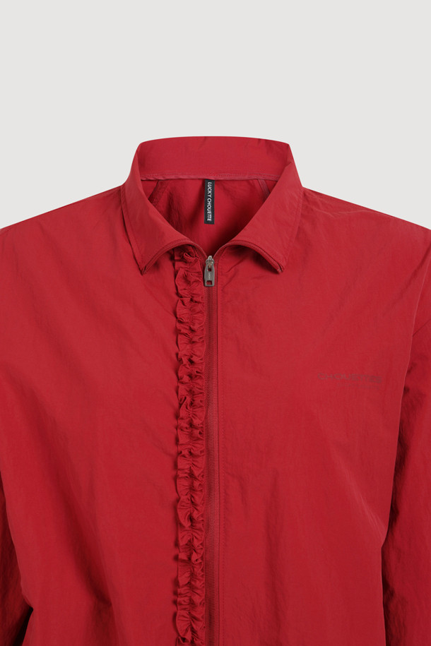 럭키슈에뜨(LUCKY CHOUETTE)의 Chouetties 도트 패턴 프릴 포인트 점퍼 (레드)입니다. 캐주얼하고 걸리시한 스타일로, 봄, 가을에 데이트룩, 동네 마실룩, 봄 소풍룩에 매치하기 좋습니다. 얇은 두께의 나일론 소재로 제작되어 부드러운 촉감을 선사하며, 루즈핏으로 편안하게 착용할 수 있습니다. 지퍼형 여밈 방식에 긴 소매, 소매와 밑단 밴딩 처리로 활동성을 더했습니다. 프릴 디테일과 레터링 프린트가 포인트이며, 슈롱이 파우치와 세트 구성으로 실용성까지 갖춘 아이템입니다.
