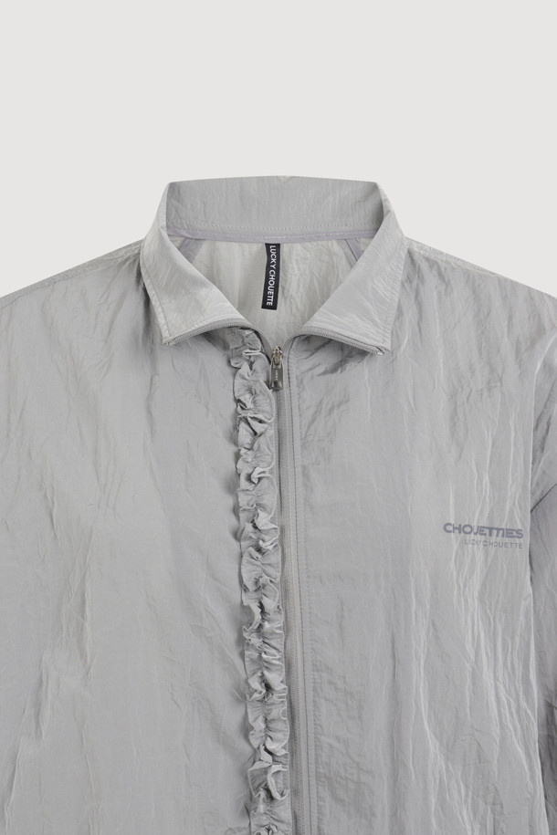 LUCKY CHOUETTE (럭키슈에뜨)의 Dot Pattern Frill Point Jumper (도트 패턴 프릴 포인트 점퍼, 실버)는 여성스러운 캐주얼 스타일을 완성하는 점퍼입니다. 가볍고 시원한 나일론 소재로 제작되어 봄, 가을에 착용하기 좋으며, 루즈핏으로 편안한 착용감을 선사합니다. 섬세한 프릴 디테일과 도트 패턴이 귀엽고 걸리시한 무드를 연출하며, 소매와 밑단 밴딩 처리로 활동성을 더했습니다. 레터링 프린트가 포인트이며, 슈롱이 파우치와 세트 구성되어 실용성을 높였습니다. 동네 마실룩, 봄 소풍룩, 여행룩 등 다양한 TPO에 활용해보세요.
