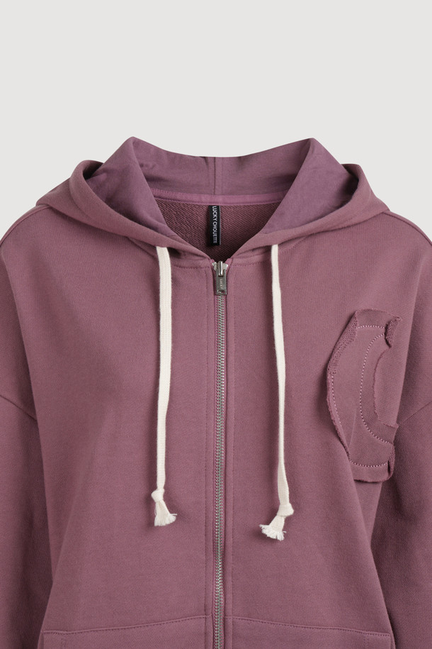 LUCKY CHOUETTE (럭키슈에뜨)의 Chouetties (슈에티스) Moon Point 후드 점퍼 (퍼플)입니다. 부드러운 면 소재로 제작되어 편안한 착용감을 선사하며, 봄, 가을 시즌에 적합합니다. 캐주얼, 미니멀, 스트리트 스타일을 아우르며 동네 마실룩, 봄 소풍룩, 캠핑룩 등 다양한 TPO에 활용하기 좋습니다. 루즈핏에 레귤러 기장으로 편안하게 착용 가능하며, 달 패치 자수와 시보리 처리된 소매와 밑단, 그리고 후드 디자인이 특징입니다. 투웨이 지퍼로 실용성을 더했으며, 럭키 크레센트 문 모티브가 돋보입니다.
