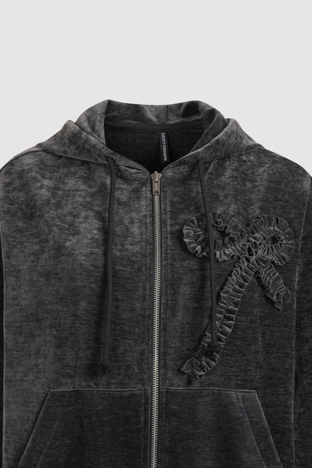 [Re-Order] 럭키슈에뜨_리본 포인트 벨벳 후드 점퍼 (다크 그레이)는 부드러운 벨벳 소재와 루즈핏으로 편안한 착용감을 선사하는 여성 후드 점퍼입니다. 캐주얼하고 미니멀한 스타일을 연출하며, 가을과 겨울에 따뜻하게 입을 수 있습니다. 다크 그레이 컬러에 무지 패턴으로 어떤 옷에도 잘 어울리며, 리본 자수 디테일과 시보리 밑단, 볼륨감 있는 실루엣이 특징입니다. 투웨이 지퍼로 편의성을 높였으며, 캠핑룩이나 산책룩 등 다양한 TPO에 활용 가능합니다. 두꺼운 두께감으로 보온성을 더했습니다.
