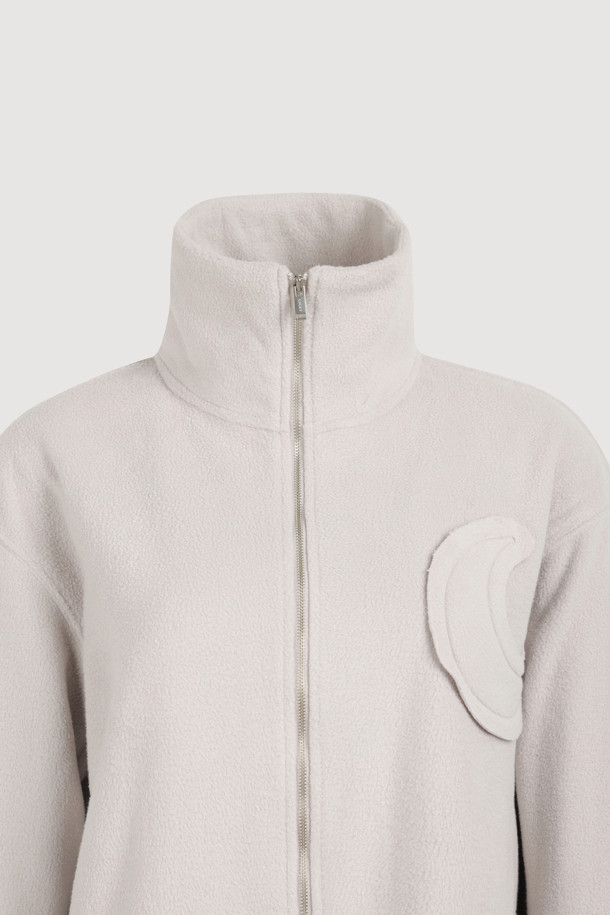 럭키슈에뜨의 Chouetties (슈에티스) by LUCKY CHOUETTE_Moon Motive 플리스 점퍼 (라이트 베이지)는 캐주얼 무드의 여성용 아우터입니다. 가을과 겨울, 일상에서 산책룩, 캠핑룩 등 다양한 TPO에 활용 가능하며, 미니멀, 고프코어 스타일을 연출하기 좋습니다. 부드러운 플리스 소재에 두꺼운 두께감으로 따뜻함을 더하고, 루즈핏 디자인으로 편안한 착용감을 제공합니다. 소매단 밴딩과 밑단 스트링, 네크라인 테이프 처리, 그리고 Lucky Crescent Moon 모티브 패치가 포인트입니다. 지퍼형 여밈 방식과 긴 소매 기장으로 실용성을 높였습니다.
