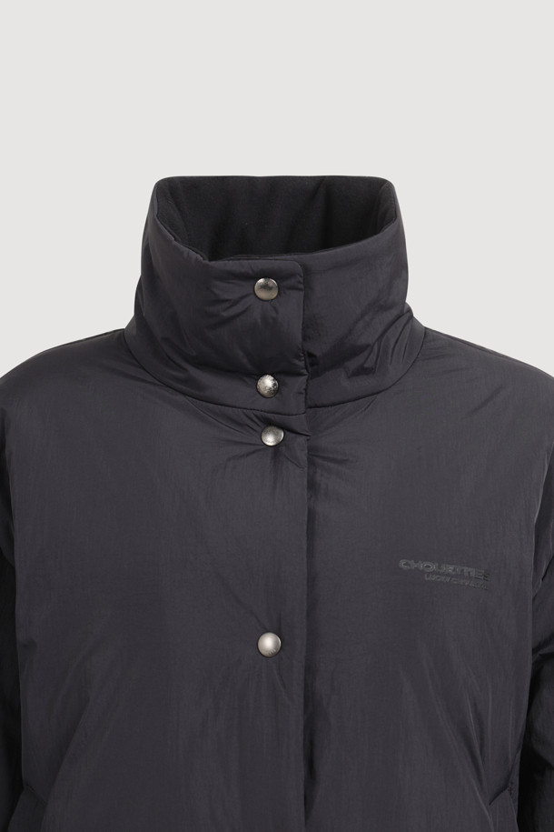 럭키슈에뜨의 Chouetties (슈에티스) Hem Frill Padding Jumper (블랙)은 겨울철 여성의 스타일을 책임질 패딩 점퍼입니다. 캐주얼, 미니멀, 걸리시 무드를 넘나드는 디자인으로 여행룩, 캠핑룩 등 다양한 TPO에 활용하기 좋습니다. 가볍고 따뜻한 나일론 소재에 오버핏 크롭 기장으로 편안함과 트렌디함을 동시에 잡았습니다. 밑단 셔링, 스트링, 로고 프린트, 솔리드 안감 등 섬세한 디테일이 돋보이며, 스냅 여밈 방식으로 간편하게 착용할 수 있습니다.
