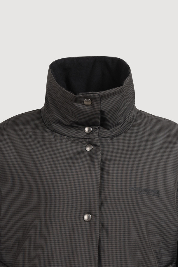 럭키슈에뜨(LUCKY CHOUETTE)의 Chouetties 헤 Hem Frill 패딩 점퍼는 다크 그레이 컬러의 여성 패딩 점퍼입니다. 캐주얼하면서도 여성스러운 스타일로, 일상생활은 물론 산책룩으로도 활용하기 좋습니다. 오버핏으로 편안하게 착용 가능하며, 체크 패턴과 밑단 셔링 디테일, 밑단 스트링으로 사이즈 조절이 용이합니다. 두꺼운 두께감의 나일론 소재로 제작되었으며, 긴 소매와 스냅 여밈 방식, 로고 프린트, 솔리드 안감이 특징입니다. 겨울철 따뜻하고 스타일리시하게 연출할 수 있는 아이템입니다.
