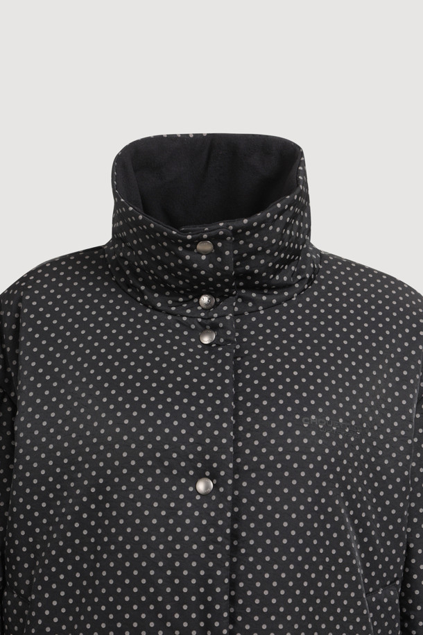 LUCKY CHOUETTE (럭키슈에뜨)의 Chouetties (슈에티) 헴 프릴 패딩 점퍼는 여성스러운 캐주얼룩을 연출하기 좋은 겨울 아우터입니다. 멀티 컬러의 도트와 체크 패턴이 돋보이며, 오버핏으로 편안한 착용감을 선사합니다. 밑단 셔링 디테일과 스트링 조절 기능으로 다양한 스타일 연출이 가능하며, 넉넉한 두께감으로 따뜻하게 착용할 수 있습니다. 일상, 여행룩, 걸리시, 미니멀 스타일 모두 소화 가능한 아이템입니다. 나일론 소재와 스냅 여밈 방식으로 제작되었으며, 솔리드 안감과 긴 소매 기장이 특징입니다.
